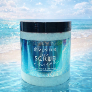 σκραμπ σώματος με φυσικούς κόκκους θαλασσινού αλατιού που βοηθούν να απομακρυνθούν τα νεκρά κύτταρα και να αφήσουν την επιδερμίδα καθαρή, λεία και ανανεωμένη