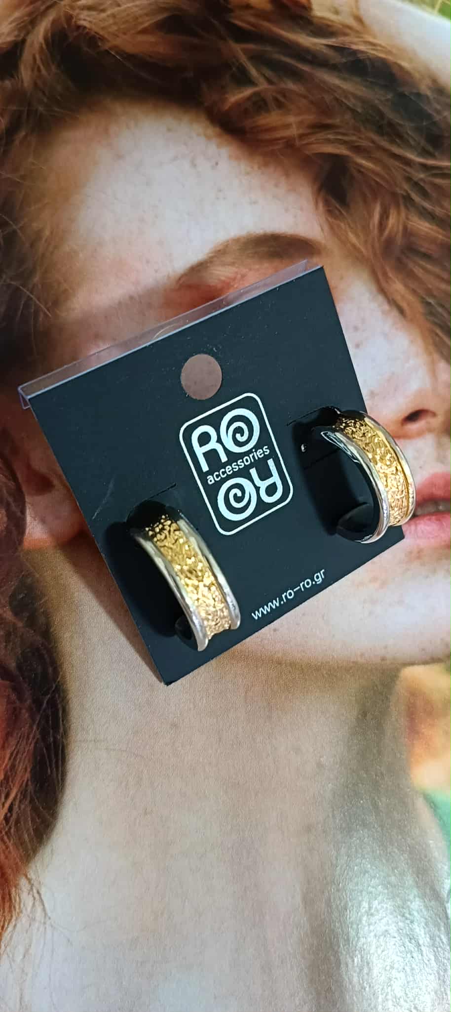 Σκουλαρίκια RO Accessories – Δίχρωμοι Φαρδιοί Κρίκοι με Ανάγλυφο Σχέδιο - Image 3