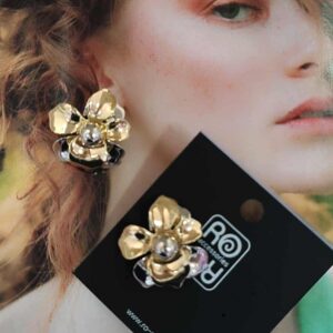 Σκουλαρίκια RO Accessories – Δίχρωμο Λουλούδι με Ασημί Μαργαριτάρι