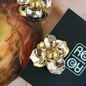 Σκουλαρίκια RO Accessories – Δίχρωμο Λουλούδι με Χρυσό Μαργαριτάρι