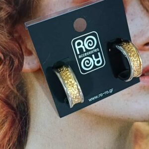 Σκουλαρίκια RO Accessories – Δίχρωμοι Φαρδιοί Κρίκοι με Ανάγλυφο Σχέδιο