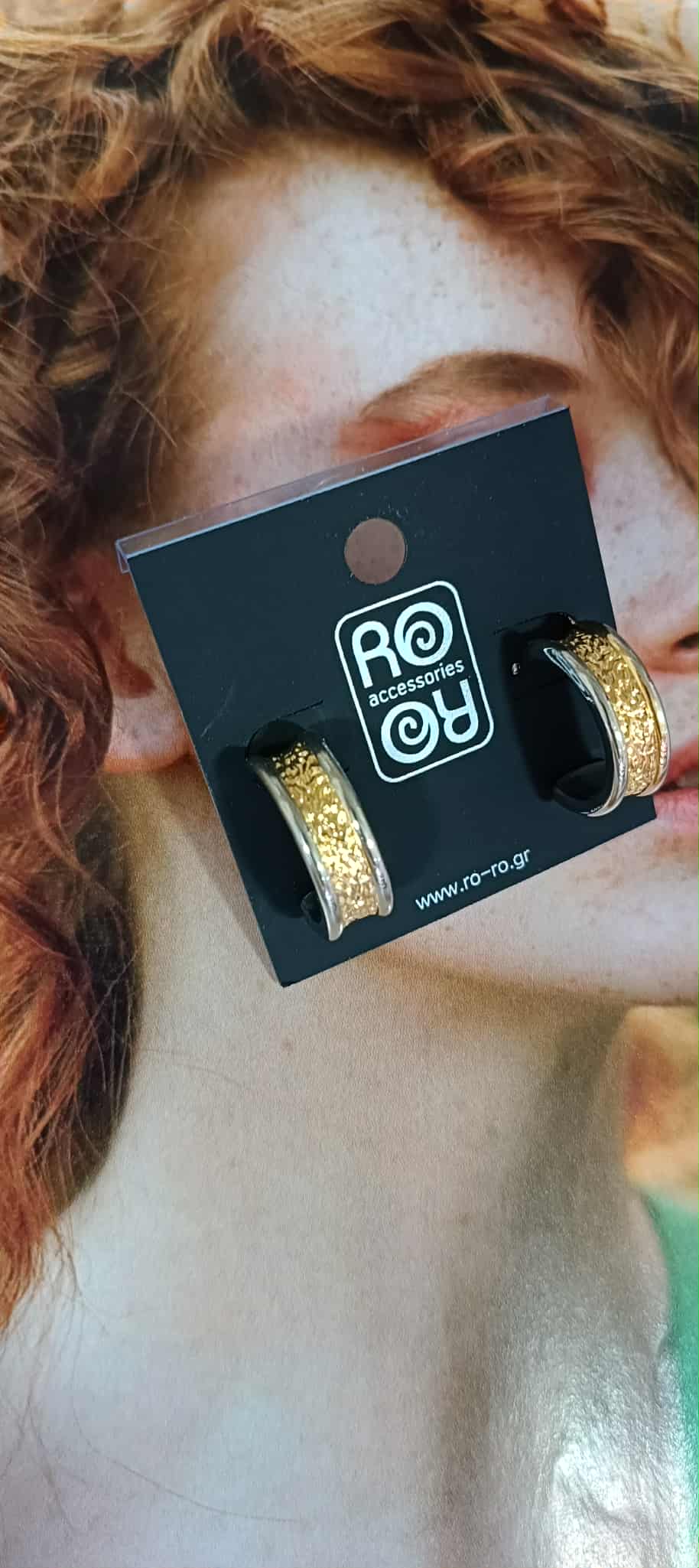 Σκουλαρίκια RO Accessories – Δίχρωμοι Φαρδιοί Κρίκοι με Ανάγλυφο Σχέδιο