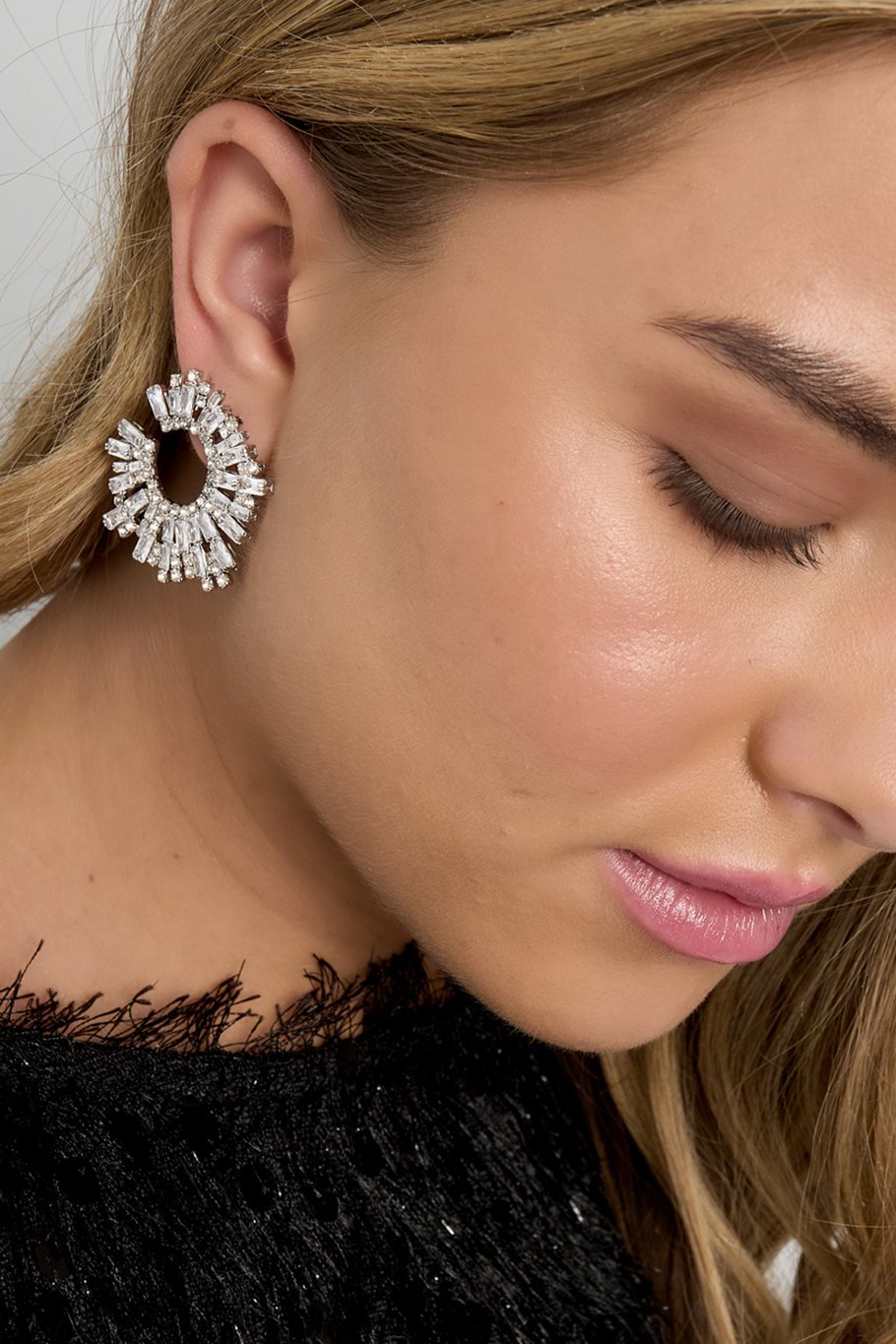 Copper Stud Earrings: Η Ασημένια Λάμψη του Κύκλου! 💎 - Image 3