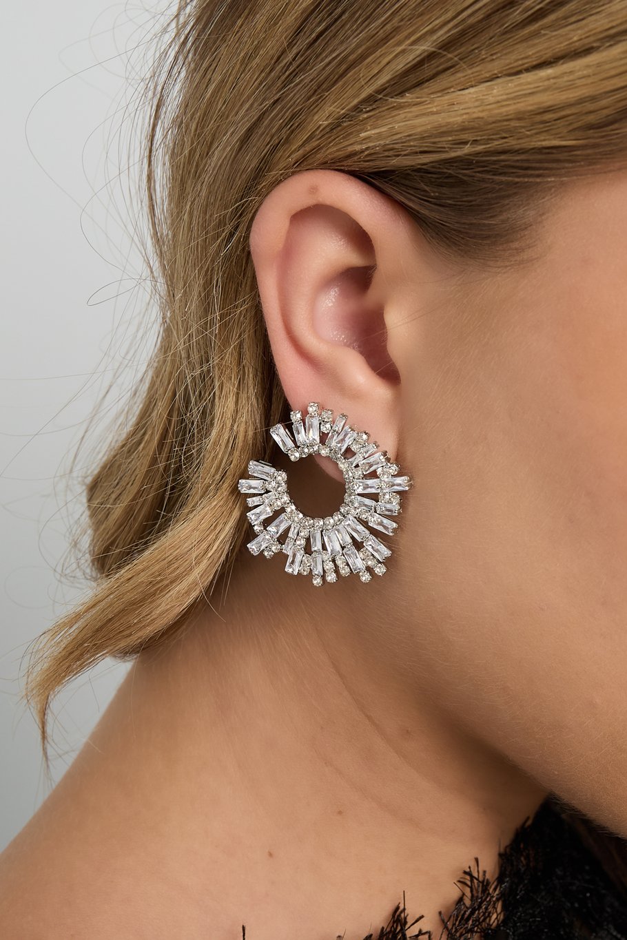 Copper Stud Earrings: Η Ασημένια Λάμψη του Κύκλου! 💎