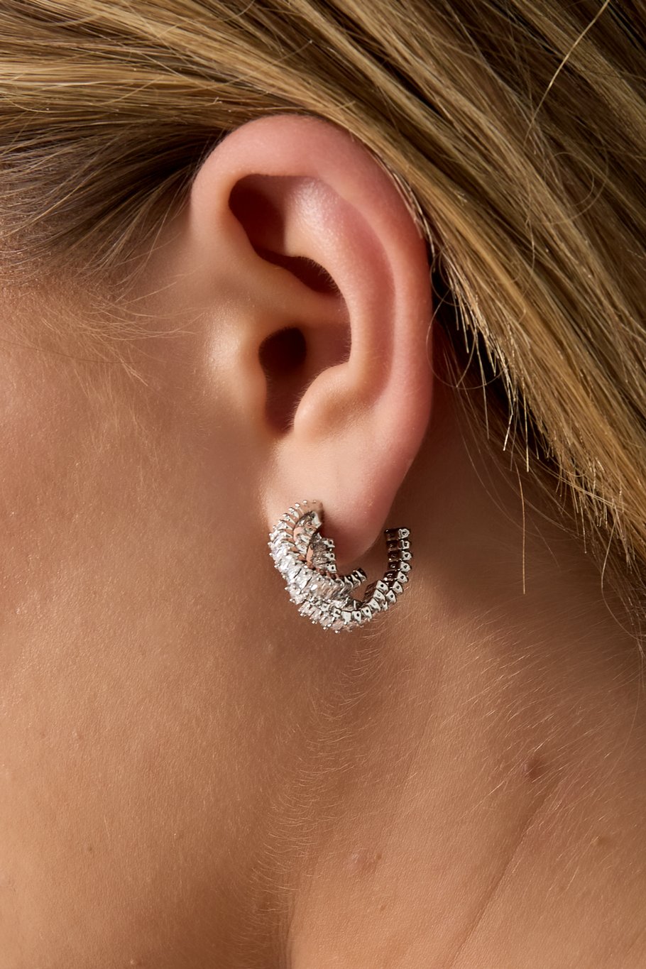 Copper Hoop Earrings: Η Ασύμμετρη Λάμψη του Ζεύγους! 💎 - Image 4