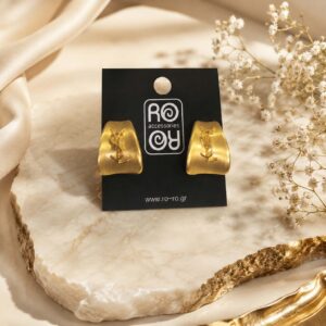 RO Accessories Monogram Gold σκουλαρίκια σε χρυσό χρώμα.