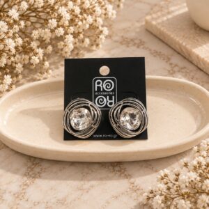 RO Accessories Crystal Swirl ασημί στρογγυλά σκουλαρίκια με διάφανη πέτρα και περίτεχνο κυκλικό σχέδιο