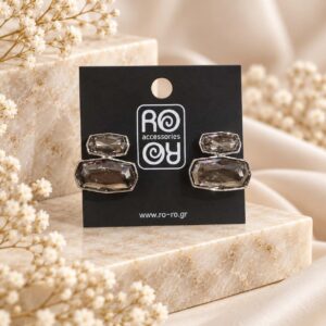RO Accessories Double Crystal σκουλαρίκια με δύο πολυεδρικές πέτρες σε smoky grey απόχρωση και ασημί μεταλλικό περίγραμμα.