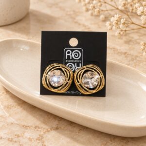RO Accessories Crystal Swirl χρυσά στρογγυλά σκουλαρίκια με διάφανη κρυστάλλινη πέτρα και περίτεχνο κυκλικό σχέδιο.