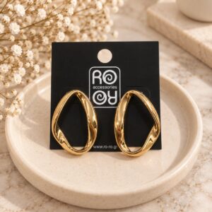 RO Accessories Sculptural Oval χρυσά statement σκουλαρίκια με μεγάλο ακανόνιστο οβάλ σχέδιο, ανοιχτό κέντρο και γυαλιστερές μεταλλικές καμπύλες.