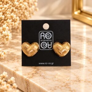 RO Accessories Woven Heart χρυσά σκουλαρίκια σε σχήμα καρδιάς. Χρυσά σκουλαρίκια καρδιές RO Accessories με ανάγλυφο πλεκτό σχέδιο. RO Woven Heart σκουλαρίκια με διασταυρούμενες μεταλλικές κορδέλες.