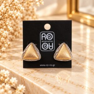RO Accessories Golden Triangle δίχρωμα τριγωνικά σκουλαρίκια σε χρυσό και ασημί. Σκουλαρίκια RO Accessories με σατινέ χρυσή επιφάνεια και ασημί περίγραμμα. RO Golden Triangle γεωμετρικά σκουλαρίκια με ανάγλυφο μεταλλικό σχέδιο