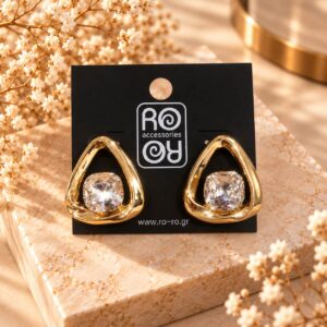 RO Accessories Crystal Triangle χρυσά τριγωνικά σκουλαρίκια με μεγάλη διάφανη πέτρα και γυαλιστερές μεταλλικές καμπύλες.