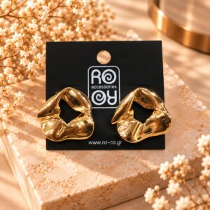 RO Accessories Sculptural Gold χρυσά statement σκουλαρίκια με ασύμμετρο γεωμετρικό σχέδιο, ανοιχτό κέντρο και γυαλιστερές μεταλλικές καμπύλες.