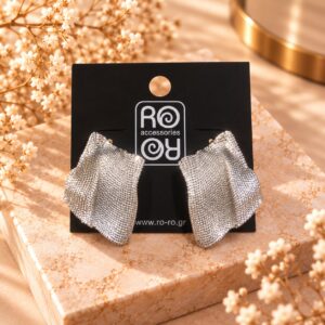 RO Accessories Shimmer Waves ασημί statement σκουλαρίκια με κυματιστό σχέδιο, ανάγλυφη λαμπερή υφή και εφέ μεταλλικού υφάσματος.