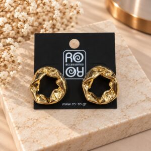 RO Accessories Sculptural Waves χρυσά στρογγυλά statement σκουλαρίκια με ανοιχτό κέντρο και ανάγλυφες κυματιστές μεταλλικές πτυχώσεις.