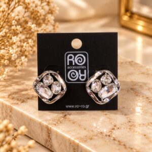RO Accessories Crystal Mosaic ασημί γεωμετρικά σκουλαρίκια με τρεις διάφανες πέτρες διαφορετικών σχημάτων και ασύμμετρο μεταλλικό περίγραμμα.