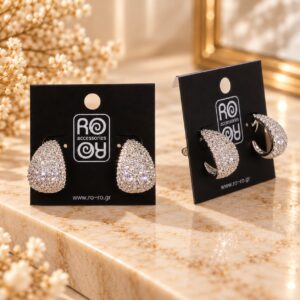 RO Accessories Crystal Teardrop ασημί σκουλαρίκια σε σχήμα σταγόνας με πολλές μικρές διάφανες λαμπερές πέτρες.