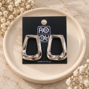 RO Accessories Geometric Frame ασημί statement σκουλαρίκια σε σχήμα τραπεζίου με ανοιχτό κέντρο και γυαλιστερό μεταλλικό φινίρισμα.