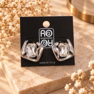 RO Accessories Crystal Sculpture ασημί σκουλαρίκια με μεγάλη διάφανη ορθογώνια πέτρα και ασύμμετρο μεταλλικό σχέδιο.