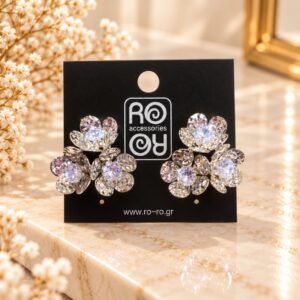 RO Accessories σκουλαρίκια με λαμπερές στρογγυλές πέτρες και πέταλα σε σχήμα λουλουδιών. Κομψά ασημί σκουλαρίκια Crystal Flowers με εντυπωσιακές διάφανες πέτρες για βραδινές εμφανίσεις.