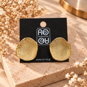 RO Accessories Golden Texture χρυσά στρογγυλά statement σκουλαρίκια με ακανόνιστο περίγραμμα και ανάγλυφη μεταλλική επιφάνεια.