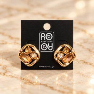 RO Accessories Crystal Mosaic Amber χρυσά γεωμετρικά σκουλαρίκια με τρεις λαμπερές πέτρες σε μελί και κεχριμπαρένιες αποχρώσεις και ασύμμετρο περίγραμμα