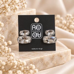 RO Accessories Double Crystal ασημί σκουλαρίκια με δύο διάφανες πολυεδρικές πέτρες σε γεωμετρικό σχέδιο.