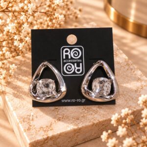 RO Accessories Crystal Triangle ασημί τριγωνικά σκουλαρίκια με μεγάλη διάφανη πέτρα και γυαλιστερές μεταλλικές καμπύλες.