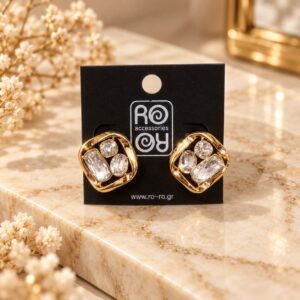 RO Accessories Crystal Mosaic χρυσά γεωμετρικά σκουλαρίκια με τρεις διάφανες πέτρες διαφορετικών σχημάτων και ασύμμετρο μεταλλικό περίγραμμα.