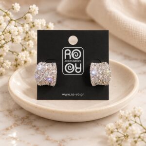 RO Accessories Crystal Sparkle Hoops ασημί φαρδιοί κρίκοι με πολλές μικρές διάφανες λαμπερές πέτρες και εντυπωσιακό κρυστάλλινο εφέ.